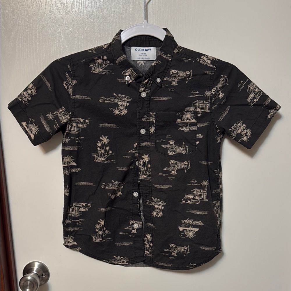 Old Navy Black Printed Boy’s Shirt Size S (6-7)